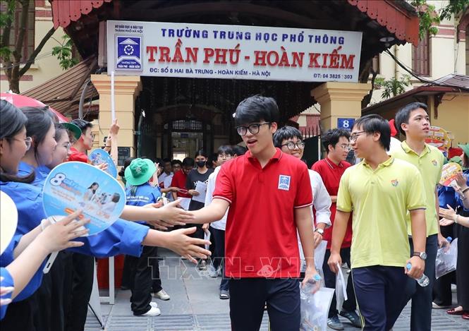 Thí sinh hoàn thành bài thi môn Toán Kỳ thi tốt nghiệp THPT năm 2025 tại điểm thi trường THPT Trần Phú (quận Hoàn Kiếm). Ảnh: Khánh Hoà - TTXVN