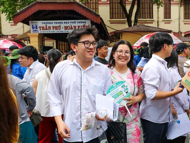 Phụ huynh chia sẻ cảm xúc với thí sinh sau khi hoàn thành bài thi môn thi Toán Kỳ thi tốt nghiệp THPT năm 2025 tại điểm thi trường Trần Phú (quận Hoàn Kiếm). Ảnh: Khánh Hoà - TTXVN