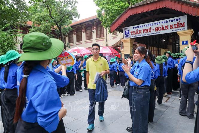 Thí sinh hoàn thành bài thi môn thi Toán Kỳ thi tốt nghiệp THPT năm 2025 tại điểm thi trường Trần Phú (quận Hoàn Kiếm). Ảnh: Khánh Hoà - TTXVN