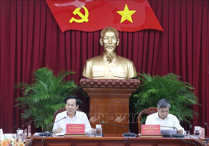 Ông Đỗ Thanh Bình (trái), Ủy viên Trung ương Đảng, Bí thư Thành ủy Cần Thơ phát biểu tại hội nghị. Ảnh: Ngọc Thiện- TTXVN