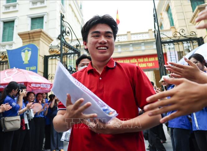 Thí sinh đầu tiên ra khỏi điểm thi trường THCS Trưng Vương, quận Hoàn Kiếm vô cùng vui sướng với bài làm của mình. Ảnh: Thanh Tùng - TTXVN