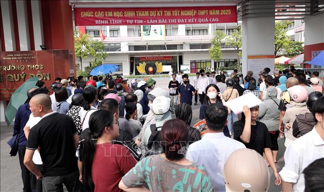 Thí sịnh điểm trường THCS Lê Quý Đôn hoàn thành ngày thi đầu tiên. Ảnh: Thành Phương - TTXVN