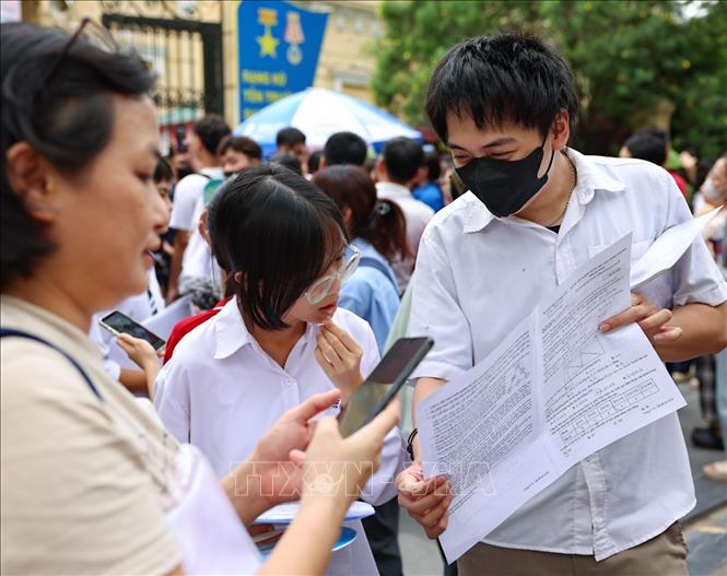 Thí sinh trao đổi về bài làm sau khi thi xong môn Toán. Ảnh: Thanh Tùng - TTXVN