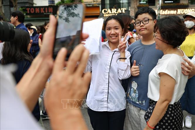 Phụ huynh, người thân mừng rỡ đón thí sinh. Ảnh: Thanh Tùng - TTXVN