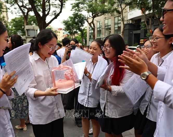 Thí sinh được tặng bánh kem và hát mừng sinh nhật ngay khi ra khỏi điểm thi trường THCS Trưng Vương, quận Hoàn Kiếm. Ảnh: Thanh Tùng - TTXVN 