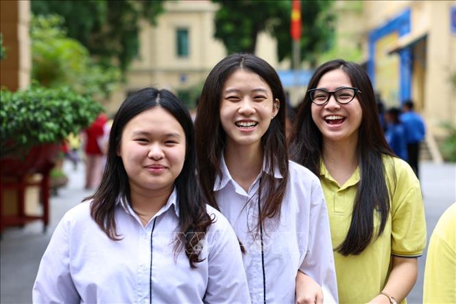 Thí sinh rạng rỡ sau khi hoàn thành bài thi môn Toán. Ảnh: Thanh Tùng - TTXVN 