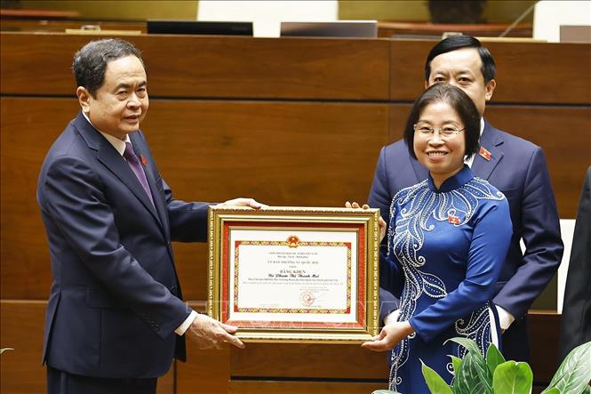 Chủ tịch Quốc hội Trần Thanh Mẫn trao tặng Bằng khen cho các Trưởng đoàn, Phó Trưởng đoàn chuyên trách có thành tích xuất sắc trong hoạt động của Đoàn đại biểu Quốc hội khoá XV. Ảnh: Doãn Tấn - TTXVN