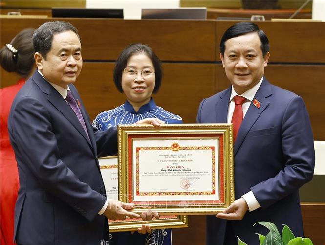 Chủ tịch Quốc hội Trần Thanh Mẫn trao tặng Bằng khen cho các Trưởng đoàn, Phó Trưởng đoàn chuyên trách có thành tích xuất sắc trong hoạt động của Đoàn đại biểu Quốc hội khoá XV. Ảnh: Doãn Tấn - TTXVN
