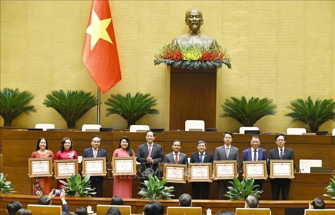 Phó Chủ tịch Quốc hội Trần Quang Phương trao tặng Bằng khen cho các Trưởng đoàn, Phó Trưởng đoàn chuyên trách có thành tích xuất sắc trong hoạt động của Đoàn đại biểu Quốc hội khoá XV. Ảnh: Doãn Tấn - TTXVN
