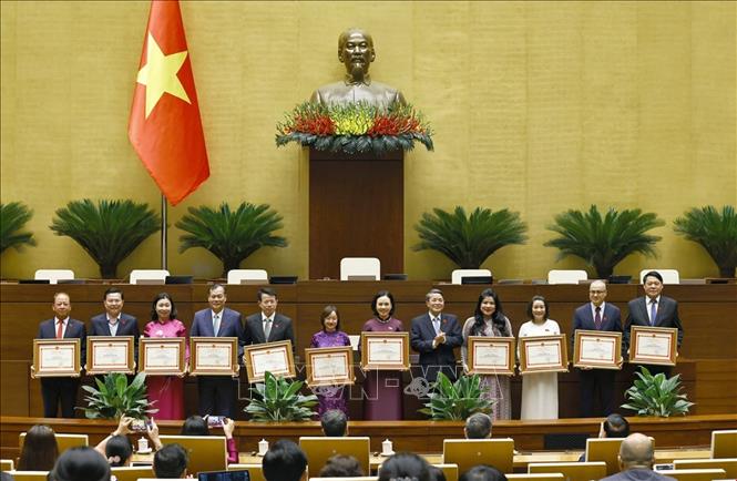 Phó Chủ tịch Quốc hội Nguyễn Đức Hải trao tặng Bằng khen cho các Trưởng đoàn, Phó Trưởng đoàn chuyên trách có thành tích xuất sắc trong hoạt động của Đoàn đại biểu Quốc hội khoá XV. Ảnh: Doãn Tấn - TTXVN
