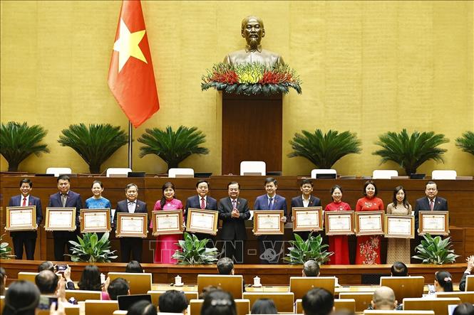 Phó Chủ tịch Quốc hội Lê Minh Hoan trao tặng Bằng khen cho các Trưởng đoàn, Phó Trưởng đoàn chuyên trách có thành tích xuất sắc trong hoạt động của Đoàn đại biểu Quốc hội khoá XV. Ảnh: Doãn Tấn - TTXVN