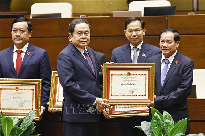 Chủ tịch Quốc hội Trần Thanh Mẫn trao tặng Bằng khen cho các Trưởng đoàn, Phó Trưởng đoàn chuyên trách có thành tích xuất sắc trong hoạt động của Đoàn đại biểu Quốc hội khoá XV. Ảnh: Doãn Tấn - TTXVN