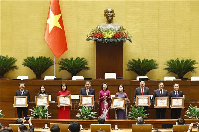 Phó Chủ tịch Quốc hội Nguyễn Thị Thanh trao tặng Bằng khen cho các Trưởng đoàn, Phó Trưởng đoàn chuyên trách có thành tích xuất sắc trong hoạt động của Đoàn đại biểu Quốc hội khoá XV. Ảnh: Doãn Tấn - TTXVN
