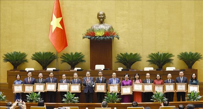 Chủ tịch Quốc hội Trần Thanh Mẫn trao tặng Bằng khen cho các Trưởng đoàn, Phó Trưởng đoàn chuyên trách có thành tích xuất sắc trong hoạt động của Đoàn đại biểu Quốc hội khoá XV. Ảnh: Doãn Tấn - TTXVN