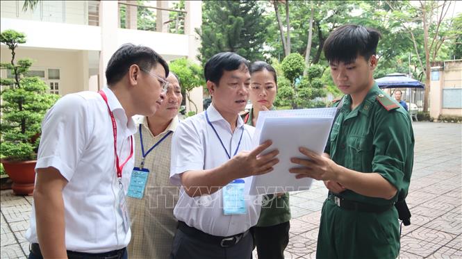 Hướng dẫn thí sinh tham gia kỳ thi tốt nghiệp THPT năm 2025 tại điểm thi Trường Trung học phổ thông Châu Thành, thành phố Bà Rịa. Ảnh: Huỳnh Sơn - TTXVN 