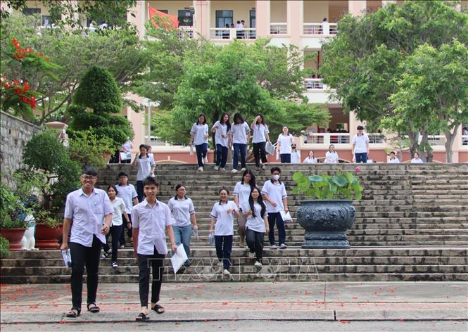 Các thí sinh hoàn thành bài thi môn Toán tại Hội đồng thi Trường THPT Vũng Tàu, thành phố Vũng Tàu. Ảnh: Huỳnh Sơn-TTXVN