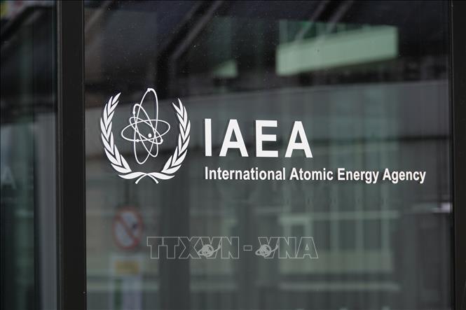 Biểu tượng Cơ quan Năng lượng nguyên tử quốc tế (IAEA) tại trụ sở ở Vienna, Áo. Ảnh: THX/TTXVN
