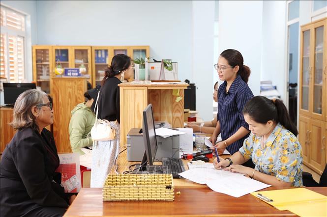 Mặc dù gặp nhiều khó khăn về cơ sở vật chất, xong phường Ea Kao (mới), tỉnh Đắk Lắk đã nỗ lực khắc phục, đảm bảo giải quyết thủ tục hành chính liên tục cho người dân và doanh nghiệp. Ảnh: Hoài Thu – TTXVN