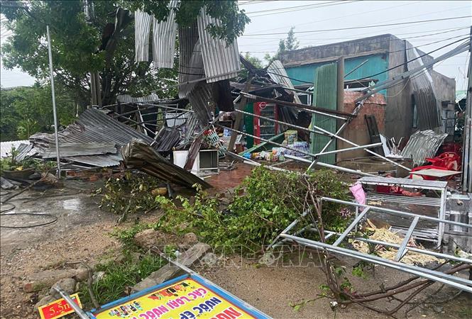 Mưa lớn kèm giông lốc làm tốc mái 38 căn nhà tại xã An Thành, huyện Đăk Pơ, tỉnh Gia Lai. Ảnh: TTXVN phát