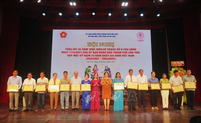 Tặng Bằng khen của Chủ tịch UBND thành phố cho các tập thể có nhiều thành tích trong xây dựng người Cần Thơ “Trí tuệ - Năng động - Nhân ái - Hào hiệp - Thanh lịch” giai đoạn 2021-2025. Ảnh: Ánh Tuyết - TTXVN
