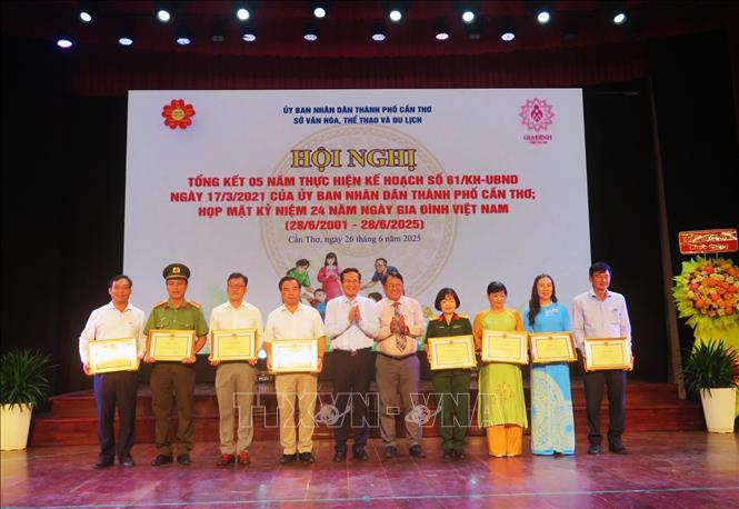 Tặng Giấy khen của Giám đốc Sở Văn hóa, Thể thao và Du lịch cho các tập thể, cá nhân có nhiều thành tích trong các hoạt động văn hóa điểm nhấn năm 2025. Ảnh: Ánh Tuyết - TTXVN
