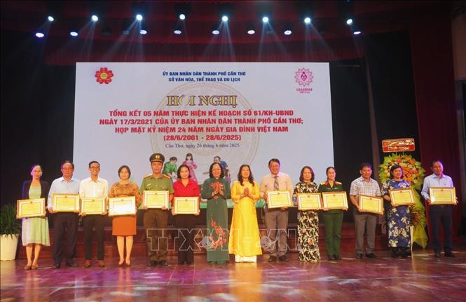 Tặng Bằng khen của Chủ tịch UBND thành phố cho các cá nhân có nhiều thành tích trong xây dựng người Cần Thơ “Trí tuệ - Năng động - Nhân ái - Hào hiệp - Thanh lịch” giai đoạn 2021-2025. Ảnh: Ánh Tuyết - TTXVN
