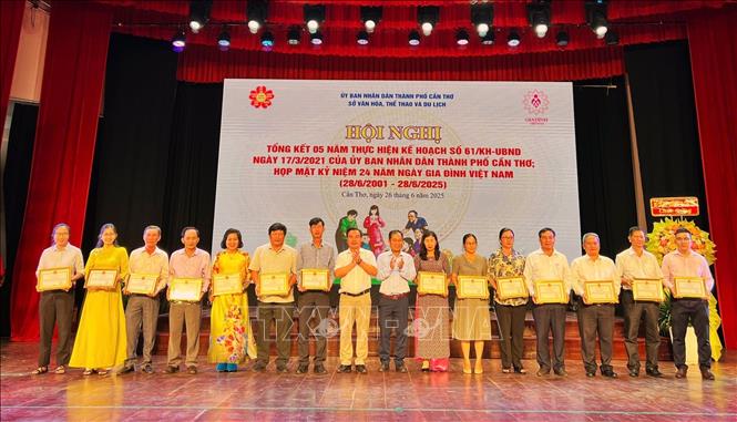 Tặng Giấy khen của Giám đốc Sở Văn hóa, Thể thao và Du lịch cho các tập thể, cá nhân có nhiều thành tích trong các hoạt động văn hóa điểm nhấn năm 2025. Ảnh: Ánh Tuyết - TTXVN