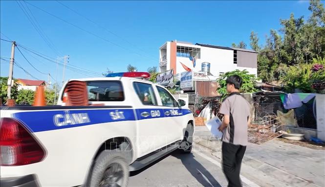 Cảnh sát giao thông ở huyện Cô Tô, tỉnh Quảng Ninh kịp thời đưa một thí sinh ngủ quên đến điểm thi. Ảnh: TTXVN phát