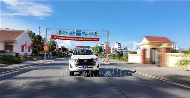 Cảnh sát giao thông Quảng Ninh kịp thời đưa một thí sinh ngủ quên đến điểm thi. Ảnh: TTXVN phát