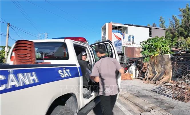 Cảnh sát giao thông ở huyện Cô Tô, tỉnh Quảng Ninh kịp thời đưa một thí sinh ngủ quên đến điểm thi. Ảnh: TTXVN phát
