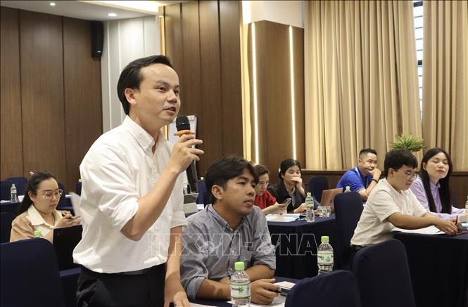 Doanh nghiệp tìm hiểu thông tin thị trường Nam Á tại hội thảo. Ảnh: Xuân Anh -TTXVN
