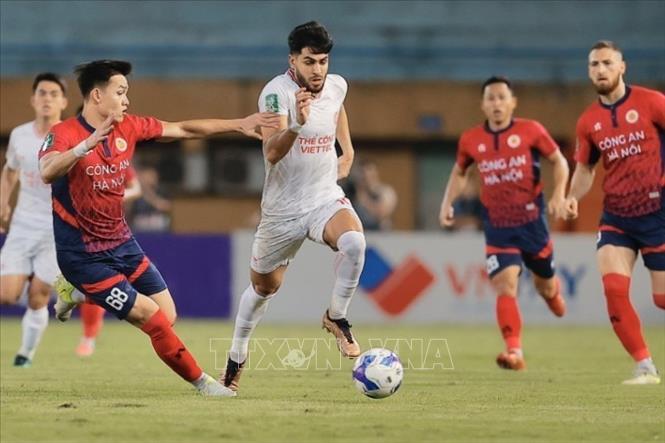 Pha tranh bóng giữa cầu thủ Pedro (số 10, Viettel) và cầu thủ Bùi Hoàng Việt Anh (số 68, Công an Hà Nội). Ảnh: Minh Quyết - TTXVN