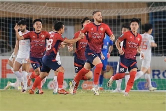 Cầu thủ Gomes (số 3) ghi bàn thắng mở tỷ số cho Công an Hà Nội. Ảnh: Minh Quyết - TTXVN