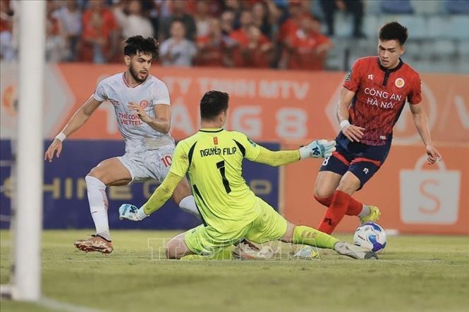 Pha cứu thua của thủ thành Nguyễn Philip bên phía Công an Hà Nội. Ảnh: Minh Quyết - TTXVN