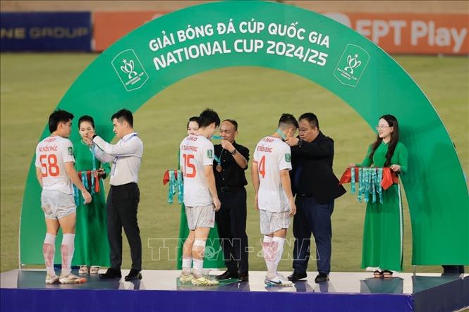 Ban tổ chức trao Huy chương cho các cầu thủ CLB Thể công Viettel. Ảnh: Minh Quyết - TTXVN