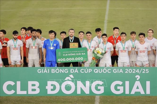 Ban tổ chức trao đồng giải Ba cho CLB Thể công Viettel. Ảnh: Minh Quyết - TTXVN