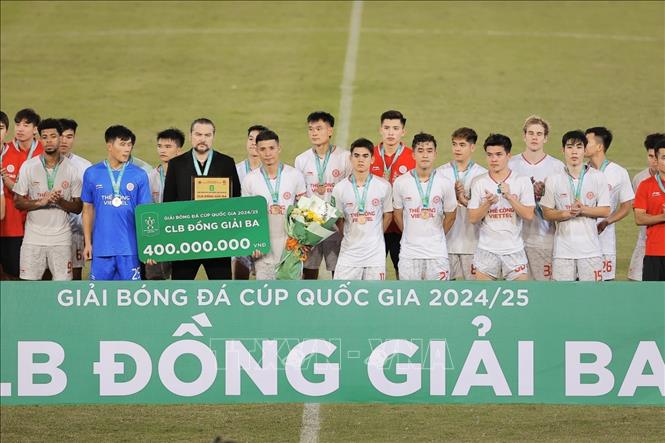 Ban tổ chức trao đồng giải Ba cho CLB Thể công Viettel. Ảnh: Minh Quyết - TTXVN