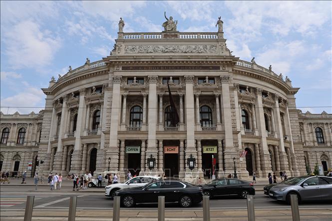Burgtheater, nhà hát quốc gia của Áo, được mở cửa từ năm 1741. Ảnh: Thu Hằng - Pv TTXVN tại Áo