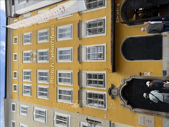 Ngôi nhà, nơi sinh ra nhạc sĩ thiên tài Mozart trong phố cổ Salzburg. Ảnh: Thu Hằng - Pv TTXVN tại Áo