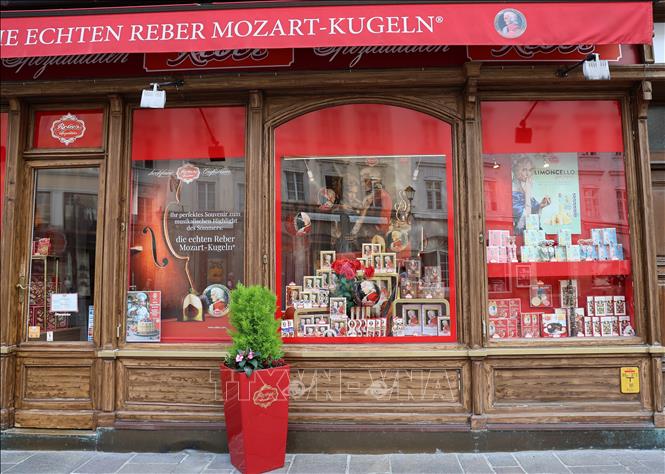 Ở Salzburg, đâu đâu cũng có hình ảnh nhạc sỹ Mozart, kể cả tiệm bánh kẹo. Ảnh: Thu Hằng - Pv TTXVN tại Áo