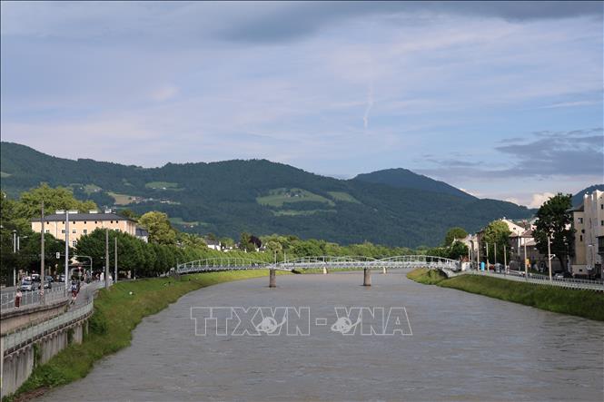 Dòng sông Salzach phân cách khu phố cổ và khu phố mới của Salzburg. Ảnh: Thu Hằng - Pv TTXVN tại Áo