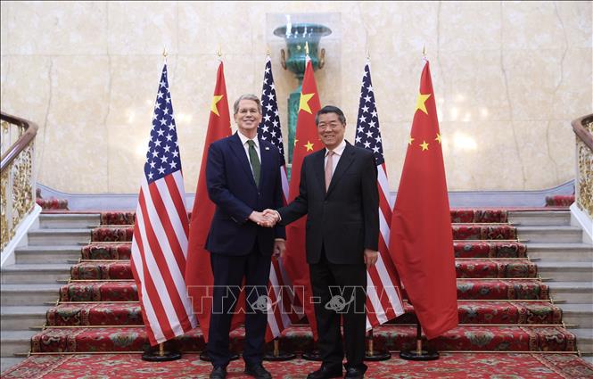Bộ trưởng Tài chính Mỹ Scott Bessent (trái) và Phó Thủ tướng Trung Quốc Hà Lập Phong tại cuộc gặp trước vòng đàm phán thương mại ở London, Anh ngày 9/6/2025. Ảnh: THX/TTXVN