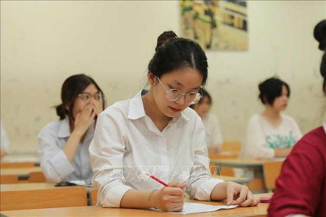 Các thí sinh tại điểm thi Trường THPT Nguyễn Gia Thiều (Long Biên, Hà Nội). Ảnh: Thành Phương - TTXVN