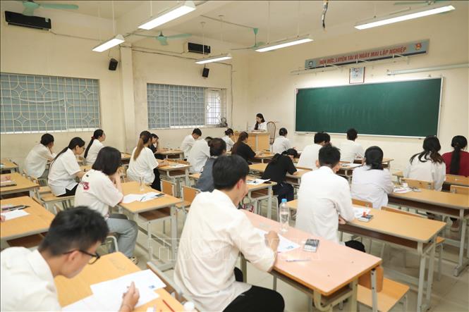 Các thí sinh tại điểm thi Trường THPT Nguyễn Gia Thiều (Long Biên, Hà Nội). Ảnh: Thành Phương - TTXVN