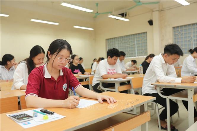 Các thí sinh tại điểm thi Trường THPT Nguyễn Gia Thiều (Long Biên, Hà Nội). Ảnh: Thành Phương - TTXVN