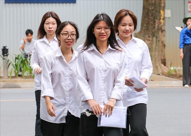 Thí sinh tới dự thi tổ hợp kỳ thi Tốt nghiệp THPT 2025 tại điểm trường THPT Trần Phú (quận Hoàn Kiếm, Hà Nội). Ảnh: Khánh Hoà - TTXVN