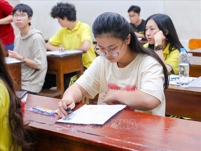 Thí sinh chuẩn bị làm bài thi tổ hợp trong ngày thi cuối kỳ thi Tốt nghiệp THPT 2025 tại điểm trường THPT Trần Phú (quận Hoàn Kiếm, Hà Nội). Ảnh: Khánh Hoà - TTXVN
