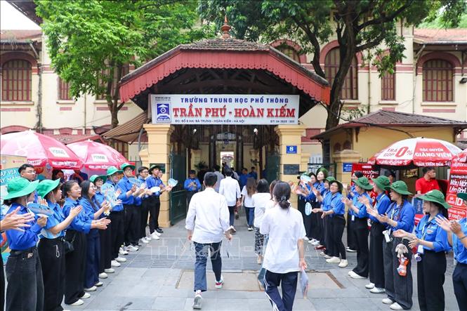 Thí sinh tới dự thi tổ hợp kỳ thi Tốt nghiệp THPT 2025 tại điểm trường THPT Trần Phú (quận Hoàn Kiếm, Hà Nội). Ảnh: Khánh Hoà - TTXVN