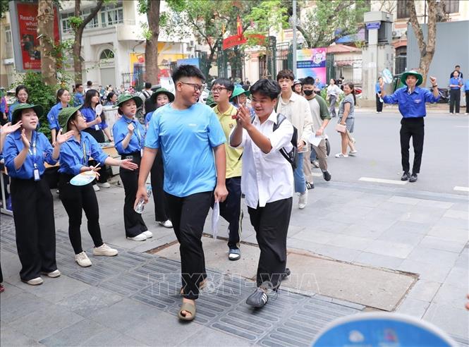 Thí sinh tới dự thi tổ hợp kỳ thi Tốt nghiệp THPT 2025 tại điểm trường THPT Trần Phú (quận Hoàn Kiếm, Hà Nội). Ảnh: Khánh Hoà - TTXVN