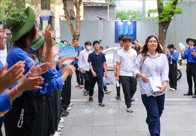 Thí sinh tới dự thi tổ hợp kỳ thi Tốt nghiệp THPT 2025 tại điểm trường THPT Trần Phú (quận Hoàn Kiếm, Hà Nội). Ảnh: Khánh Hoà - TTXVN